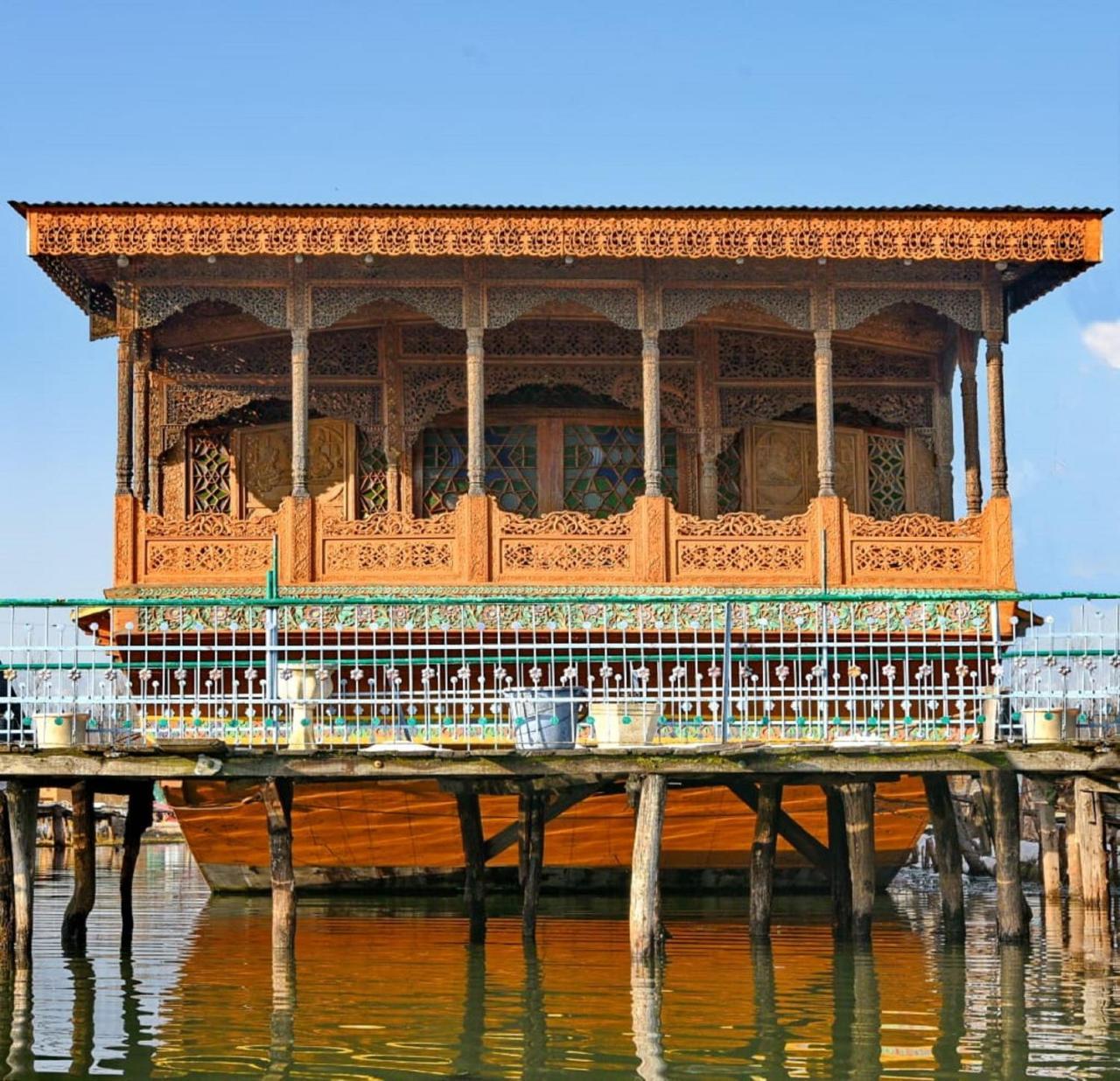 Отель De Laila House Boat By Sterling Сринагар Экстерьер фото